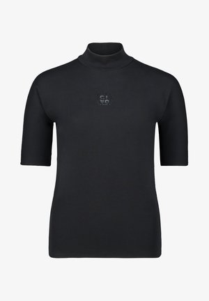 Zwarte T-shirt met korte mouwen en een opgehoogde kraag, met een klein vierkant logo-opdruk in het midden van de borst.