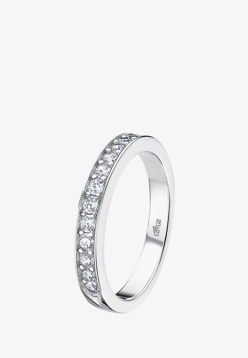 Silberfarbener Ring mit einem glatten Band, verziert mit einer Reihe kleiner, klarer Dekosteine an einer Seite.