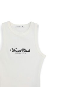 Canotta bianca a costine con scollatura arrotondata, con la scritta "Venice Beach" e "CALIFORNIA" ricamate in carattere nero. Etichetta del marchio visibile.