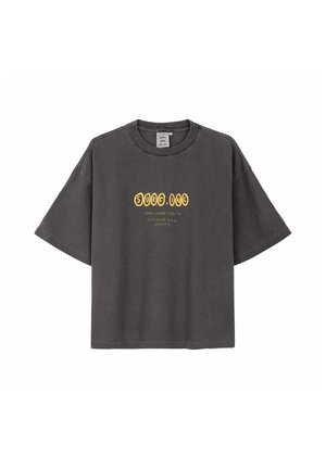 Ciemnoszary oversize t-shirt z krótkim rękawem z żółtą grafiką tekstową "SURF. INC" i mniejszym tekstem poniżej na środku przodu.