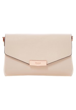 Beżowa kopertówka ze skóry z prostokątnym zapięciem w kolorze różowego złota, grawerowanym nazwą marki, o minimalistycznym designie i gładkiej fakturze.