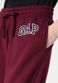 Gap Tall HERITAGE JOGGER - Verryttelyhousut - ruby wine