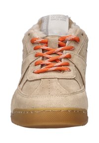 Beige suède sneaker met oranje en witte veters, pluche voering en een gumrubberen zool, vanuit de voorkant getoond.