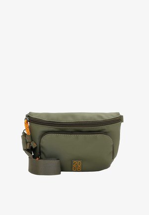 Olijfgroene nylon crossbodytas met een voorvak met ritssluiting, verstelbare riem en oranje accenten. Voorzien van een logopatch en een gladde textuur.