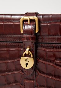 Lauren Ralph Lauren LUGGAGE CROSSBODY SMALL - Mala a tiracolo - dark mahogany