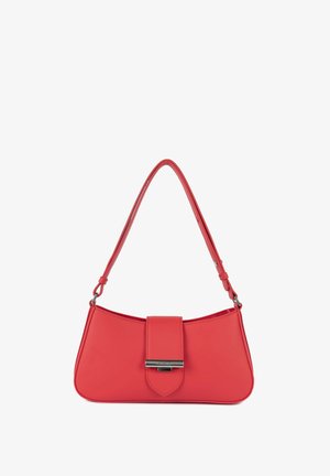 Borsa a mano in pelle rossa con una forma curva, tracolla regolabile e chiusura a patta frontale con dettaglio metallico.