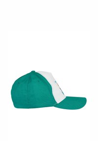 Zielono-biała czapka baseballowa z wygiękim daszkiem, regulowanym paskiem i wyszytym wzorem na przedniej części. Miękka tekstura materiału.