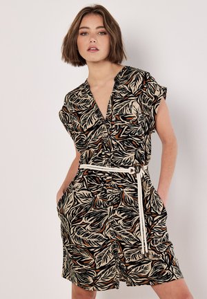Robe à manches courtes et col, ornée d'un motif de feuilles noir, beige et marron, avec une taille ceinturée et des poches sur le devant.