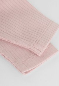 Material roz cu dungi, având o textură moale, cu cusături netede pe margini. Materialul este ușor și flexibil, ideal pentru îmbrăcăminte.