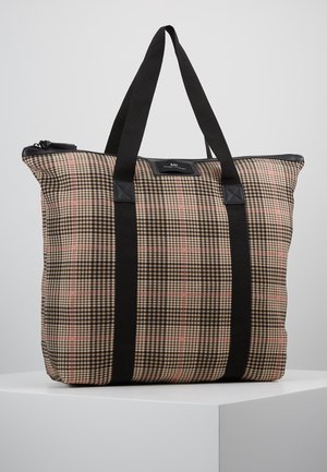 Grote tote-tas met beige, zwarte en roze ruitpatroon, zwarte banden die van de onderkant naar de handvatten lopen, en een bovenste ritssluiting.