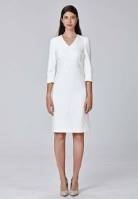 Robe blanche avec un décolleté en V, des manches trois-quarts, un buste ajusté et une jupe évasée longueur genoux. Tissu lisse et détails de couture subtils.