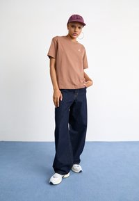 Jordan ESSEN TEE CORE - Camiseta básica - archaeo brown/(white)