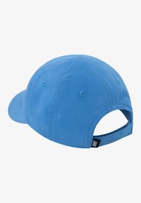 Modra bombažna kapa za baseball z ukrivljenim vizirjem, nastavljivim zadnjim trakom in šivnimi odprtinami za prezračevanje. Ima majhen oznako z logotipom.