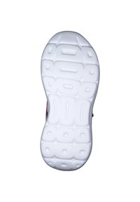 Czarny i różowy but sportowy z teksturowaną białą gumową podeszwą. Podeszwa ma wzór falisty i wyściełane sekcje dla lepszej przyczepności.