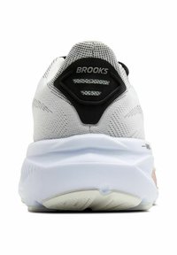 Baltas sportinis batelis su tinkline viršutine dalimi, tekstūruota juoda pakulne su "BROOKS" prekės ženklu ir paminkštintu baltu padu.