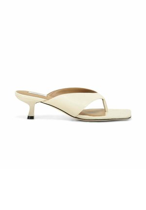 Sandale beige à bout ouvert avec bride en lanière et talon moyen bas et fin sur fond blanc.