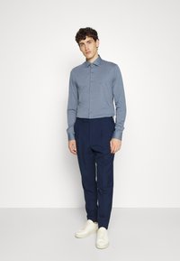 Michael Kors SOLID SLIM SHIRT - Camisa - slate blue