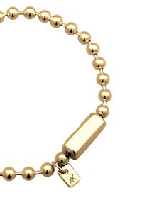 Gul pärlarmband med rundade pärlor och en rektangulär berlock med en liten tag som visar en symbol. Slät, glänsande yta.