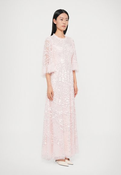 Rochie roz cu paiete, cu mâneci scurte și volănașe și guler înalt. Strat transparent cu modele florale delicate, design până la podea.