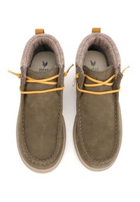 Brown suede boots with a faux-fur lining, round toe, yellow laces, and stitched detailing on the upper, featuring a cushioned insole.