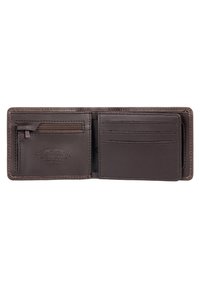Cartera de cuero marrón con una textura suave, que incluye un bolsillo para monedas con cremallera, múltiples compartimentos para tarjetas y un logotipo en relieve. Dimensiones cerradas no mostradas.