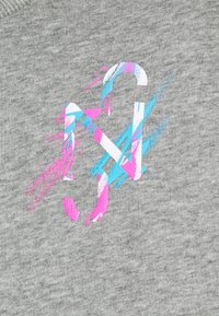 Sudadera gris con un logotipo estilizado y colorido en rosa y azul con salpicaduras abstractas. Hecha de una tela suave y texturizada.