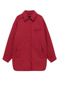 Veste matelassée rouge avec col en chemise, fermeture à boutons, deux poches latérales et une poche poitrine, en tissu lisse et coupe décontractée.