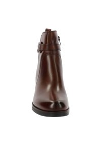 Bottine en cuir marron avec une finition lisse, bout rond, fermeture éclair sur le côté et une sangle décorative avec une boucle. Semelle en caoutchouc.