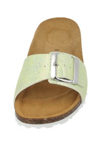 Sandale à semelle glissante verte et argentée avec un dessus texturé et une large bride ornée d'une boucle argentée. Semelle intérieure en liège anatomique pour un confort optimal.