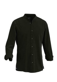 Czarna koszula z długim rękawem z kołnierzykiem typu band, zapięciem na guziki z przodu i podwiniętymi mankietami, wykonana z gładkiej tkaniny o delikatnym połysku.