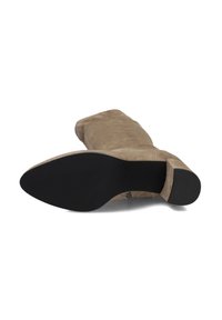 Suède kniehooglaarzen in taupe met een ronde neus, zwarte textuurzool en een slank ontwerp. Voorzien van een discreete zijrits voor eenvoudig aan- en uittrekken.