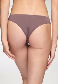 Bikini bottom in cotone marrone con una texture liscia e una copertura minimale, caratterizzato da un cinturino a vita bassa e dettagli di finitura puliti.