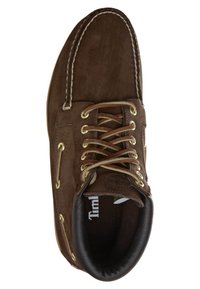 Hnědé kožené šněrovací boty s prošitím na špičce, kovovými očky, bočním šněrováním a polstrovaným černým límcem, z pohledu shora.