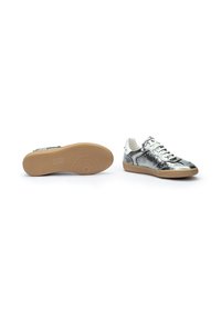 Des sneakers bas métalliques argentés avec des accents blancs et une semelle en gomme texturée. Comprend des lacets et des détails perforés sur les côtés.