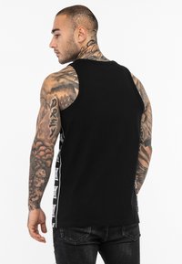 Lonsdale SINGLET NORMALE PASSFORM CLOUSTA - Top - black white