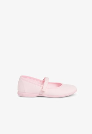 Roze canvas Mary Jane schoenen met een platte zool en een klittenbandsluiting over de wreef, met een ronde neus en een gladde textuur.