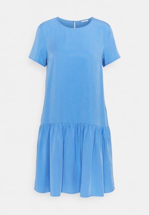 Lichtblauwe jurk met korte mouwen, ronde halslijn en geplooide rokgedeelte bij de zoom, weergegeven tegen een effen achtergrond.