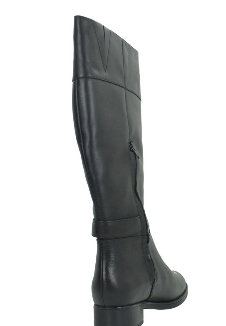 Czarne skórzane botki sięgające za kolano o gładkiej fakturze, z bocznym zamkiem błyskawicznym i niewielkim obcasem. Szczegóły przeszycia przy górnej krawędzi.