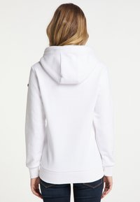 Sudadera blanca con capucha, que presenta una textura suave, puños y dobladillo acanalados, y un diseño minimalista sin marcas visibles.