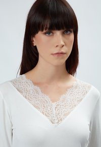 INFLUENCER INFLUENCER T-SHIRT LACE T-SHIRT - Langarmshirt - off white