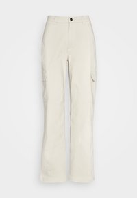 Ljust beige cargobyxor med rak bendesign, två sidofickor, en knappstängning och en robust tygstruktur.