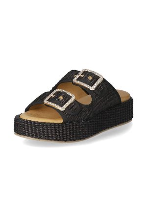 Sandales à semelle compensée noires avec texture tissée, deux boucles réglables ornées de rhinestones, et une semelle intérieure en tan rembourrée. Design à plateforme pour un peu d'élévation.