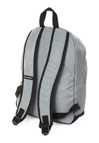 Mochila acolchada gris con correas y acentos negros, que cuenta con un asa superior y hebillas laterales ajustables. Textura suave con diseño cosido.