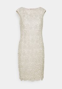 Spetsklänning i beige med blommönster, utan ärmar, rund halsringning och rak silhuett, med en dekorativ fåll.