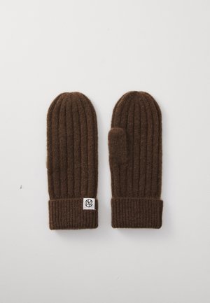 Bruine geribbelde gebreide wanten met omgeslagen manchet, waarvan er één een klein wit label met een zwart cirkelvormig logo heeft, plat gelegd op een witte achtergrond.