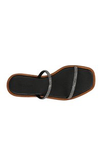 Černé skluzové sandály s dvěma tenkými pásky, z nichž jeden je zdoben průhlednými krystaly. Vložka je polstrovaná, s hnědou podešví.