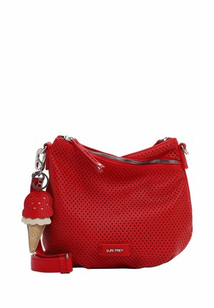 Bolso bandolera de cuero rojo perforado con cremallera plateada y colgante de llavero en forma de helado, con la marca "SURI FREY" en el frente.