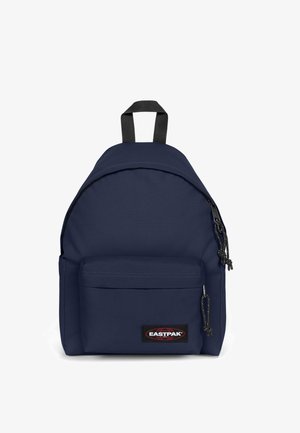 Zaino blu navy dalla forma arrotondata, tessuto robusto, tasca frontale con cerniera e patch logo nero. Presenta spallacci e cerniere nere.