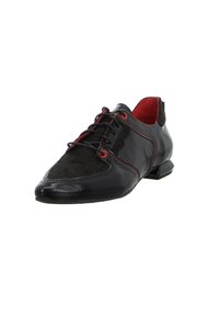 Schwarze Lederschuhe mit einer strukturierten schwarzen Stoffblende, roten Akzenten in Nähten und Ösen sowie einem flachen Absatz.