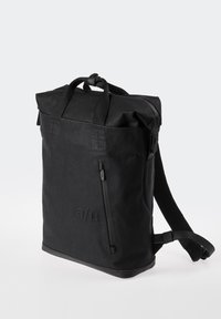 Schwarzer Rolltop-Rucksack mit vertikalem Reißverschlussfach vorne, gepolsterten Schultergurten und aufgenähtem "a/u"-Logo auf strukturiertem Stoff.